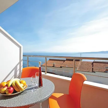 Апартаменти Awesome In With House Sea View Брела